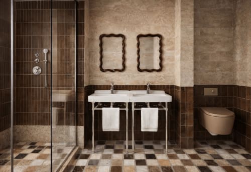 Salle de bains luxueuse aux DEAUV HILLS Deauville avec double vasque, carrelage marron, douche à l'italienne et équipements modernes