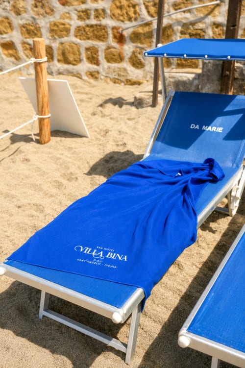 Lettini blu della Villa Bina Sea Hotel sulla spiaggia sabbiosa di Serrara Fontana
