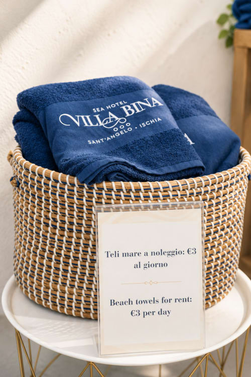 Asciugamani da spiaggia Villa Bina Sea Hotel in cesto intrecciato con cartello affitto, Sant'Angelo, Ischia