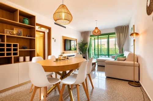 Appartement moderne à Valence avec salle à manger, balcon vue mer, mobilier bois et design contemporain