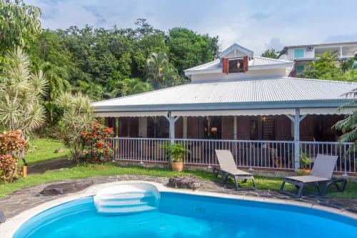 Très jolie maison créole avec sa piscine et son grand jardin tropical