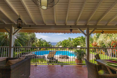 Terrasse de la villa avec vue sur la piscine et la mer des Caribes. Barrières amovibles sur la terrasse pour sécuriser la piscine.