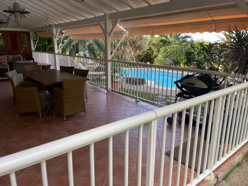 Terrasse de la Villa avec barrières amovibles pour sécuriser la piscine.