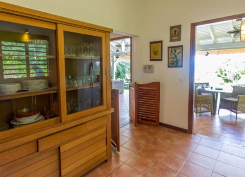 Cuisine équipée avec grand buffet en teck . Vue sur la terrasse et la piscine.