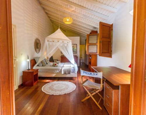 Chambre parentale climatisée, avec lit 180, moustiquaire, meubles et parquet en teck, salle de bain attenante avec douche et baignoire .
