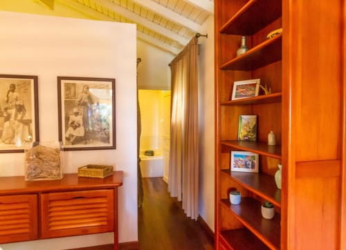 Chambre parentale climatisée avec rangements et salle de bain