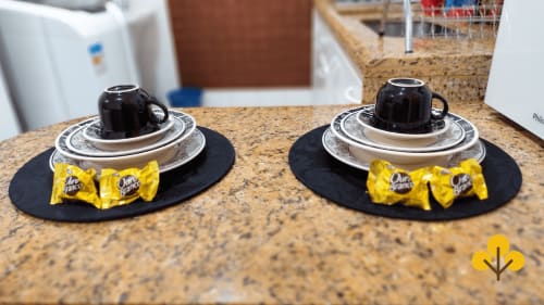 Dois chapéus pretos com laços amarelos em superfície de cortiça no hotel Wellington Rodovalho, Goiânia, Brasil