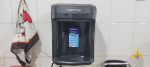 Purificador de água Colormaq na cozinha do apartamento Wellington Rodovalho, suíte de hotel em Goiânia com comodidades modernas