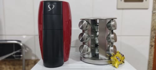 Cafeteira vermelha e preta com especieiro giratório na cozinha do apartamento Wellington Rodovalho, Goiânia