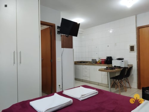 Quitinete em Goiânia com cozinha, cama, TV e escrivaninha na Wellington Rodovalho