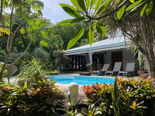 Magnifique villa créole avec piscine et jardin tropical.