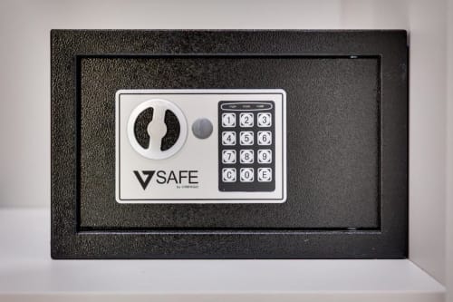 Cassaforte elettronica nera con tastiera nella camera dell'hotel Domus Praeclara Merulana