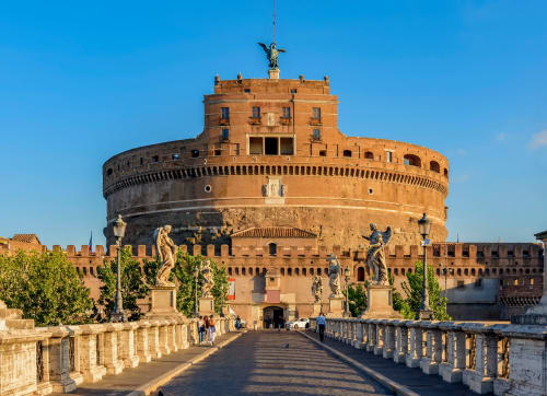 Fortaleza Castel Sant'Angelo en Roma con puente, estatuas y arquitectura de terracota bajo cielo azul