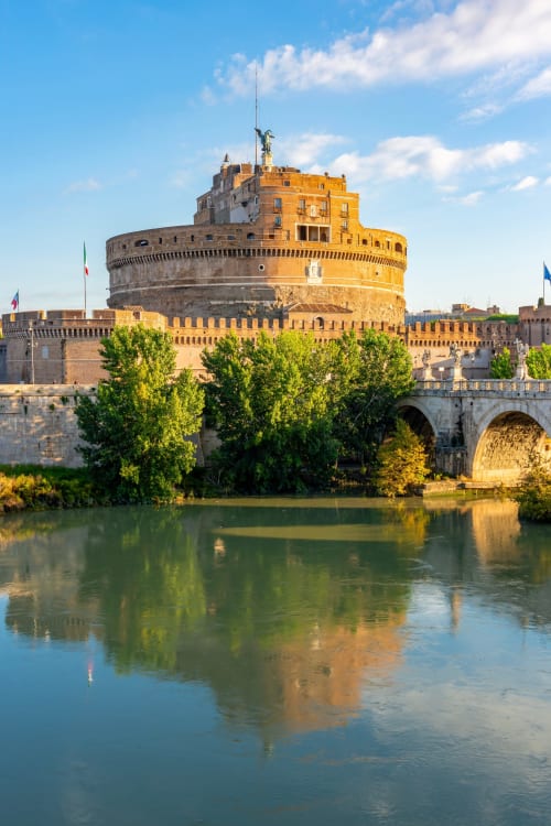Fortezza di Castel Sant'Angelo riflessa nel Tevere, Roma, vicino all'hotel Magna Mater Suite
