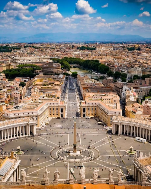 Vista aerea di Città del Vaticano e Roma dalla suite Magna Mater, con la Basilica di San Pietro e lo skyline della città