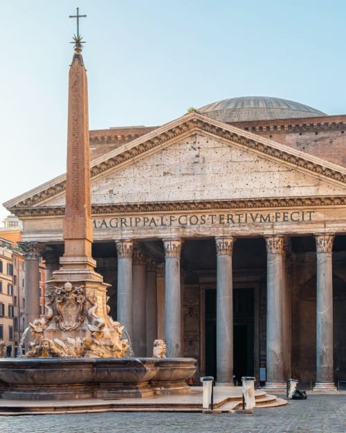 Pantheon con fontana dell'obelisco a Roma, Italia. Tempio romano storico con colonne classiche e architettura a cupola.