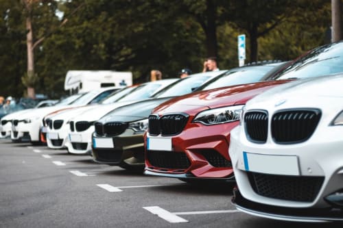 Fila di lussuosi veicoli BMW parcheggiati presso la Roma Imperial Suites, una struttura ricettiva a Roma, Italia