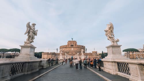 Ponte Sant'Angelo con statue di angeli che conducono al Castel Sant'Angelo a Roma, vicino Roma Imperial Suites
