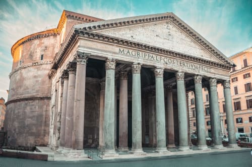 Il Pantheon storico con colonne classiche a Roma, vicino alla struttura Roma Imperial Suites