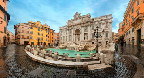 Fontana di Trevi a Roma con acque turchesi, architettura barocca e edifici colorati presso Roma Imperial Suites