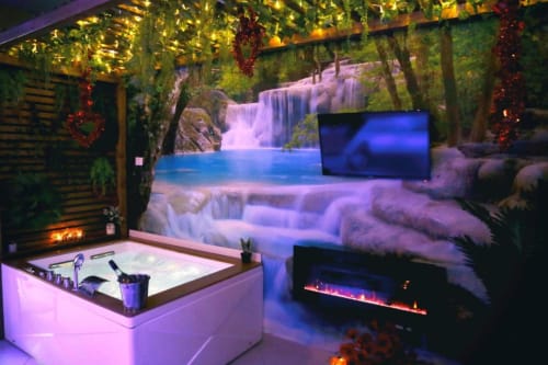 Lussuoso bagno del The Flower Garden B&B a Castellammare di Stabia con murale cascata, vasca luminosa e camino