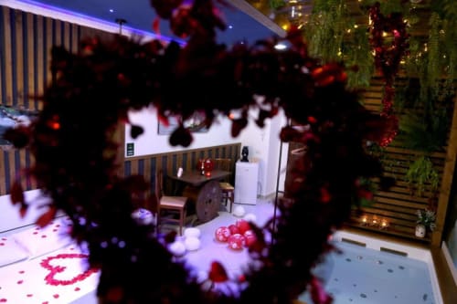 Camera da letto decorata per le festività presso The Flower Garden B&B a Castellammare di Stabia, con luci festive e ornamenti