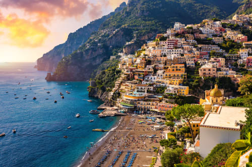 Pittoresco villaggio di Positano sulla Costa d'Amalfi con case colorate, mare turchese e spiaggia