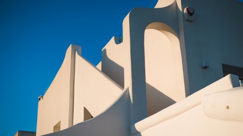 Architettura moderna e bianca dell'hotel Fraledune a Campomarino di Maruggio con cielo azzurro terso