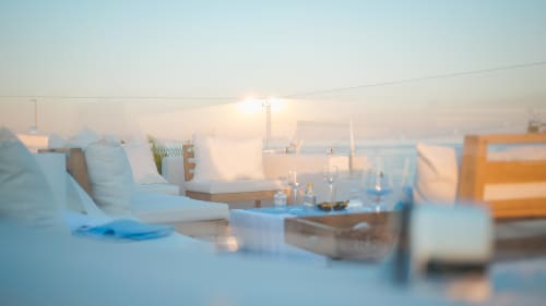 Terrazza sul tetto di Fraledune al tramonto con lettini e vista mare, Campomarino di Maruggio