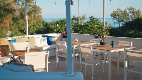 Terrazza panoramica Fraledune con tavoli da pranzo, vista sul Mare Adriatico, arredi bianchi e piante fiorite a Campomarino,
