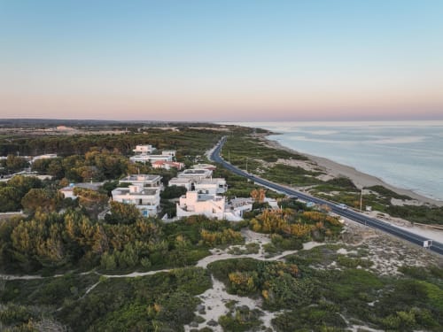 Vista aerea dell'hotel Fraledune che domina la spiaggia di Campomarino e la costa adriatica al tramonto