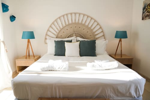 Camera da letto Fraledune a Campomarino di Maruggio con testiera intrecciata, lampade turchesi e arredamento costiero moderno