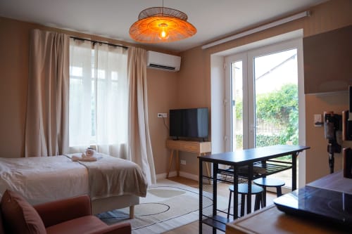 Studio moderne au 1 Péraudel à Castres avec vue sur jardin, lit, bureau et TV écran plat