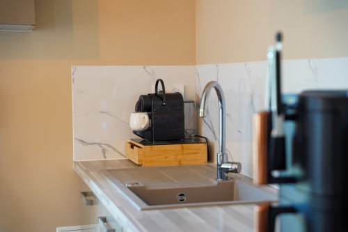 Kitchenette moderne au Le 1 Péraudel avec évier inoxydable, robinetterie et rangements organisés à Castres