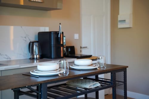 Coin repas contemporain au Le 1 Péraudel à Castres avec couverts et kitchenette