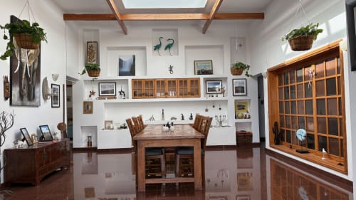 Villa Estrella Polar dining room with wooden beams, shelving displays, and terracotta floor in Tahiche, Las Palmas