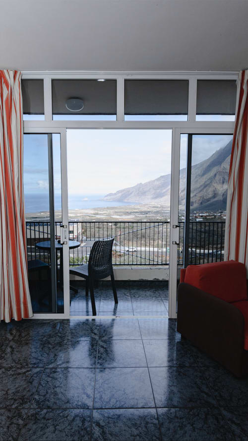 Vista al mar desde el balcón de Apartamentos Jucar en Frontera con vistas a montaña y paisaje costero