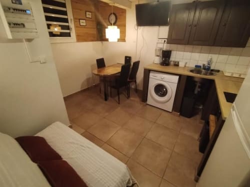 Appartement T2 à Sunshine Conciergerie à Fort-de-France avec cuisine, salle à manger, chambre et lave-linge