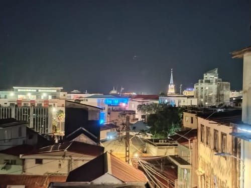 Vue nocturne de Fort-de-France depuis l'appartement Sunshine Conciergerie avec bâtiments illuminés et clocher d'église