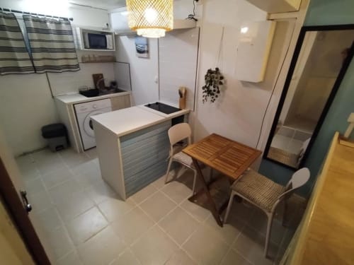 Petite cuisine et coin repas de l'appartement 1 chambre à la Sunshine Conciergerie à Fort-de-France avec table, chaises et