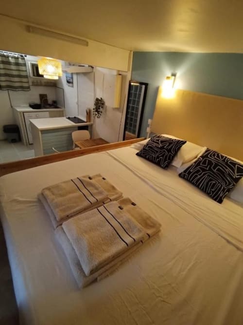 Appartement-auberge Sunshine Conciergerie à Fort-de-France avec lit, kitchenette et vue sur la ville