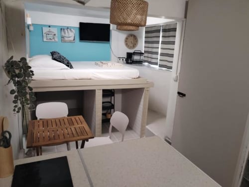 Appartement moderne 1 chambre à la Sunshine Conciergerie à Fort-de-France avec lit mezzanine, kitchenette, coin repas et vue sur la ville