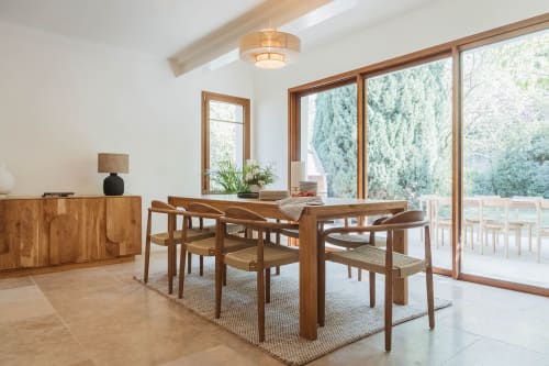 Salle à manger contemporaine de l'hôtel Soleù à Châteaurenard avec mobilier en bois, grandes fenêtres avec vue sur la forêt