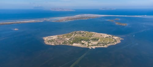 Vista aerea della villa resort di Marausa lido, Sicilia, circondata dalle acque azzurre del Mediterraneo