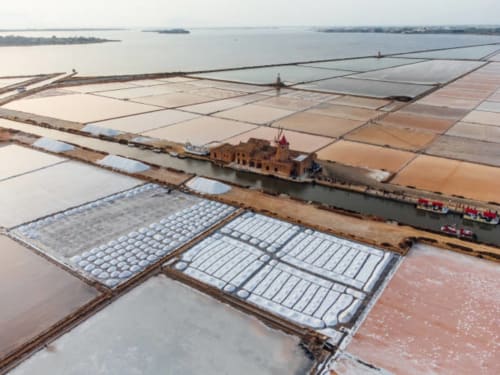Vista aerea delle saline e dell'edificio storico del lido di Marausa presso Villa Giulia sul Mare, Sicilia