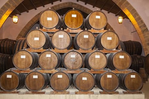 Cantina con botti di vino a Villa Giulia sul Mare, Marausa lido, Sicilia