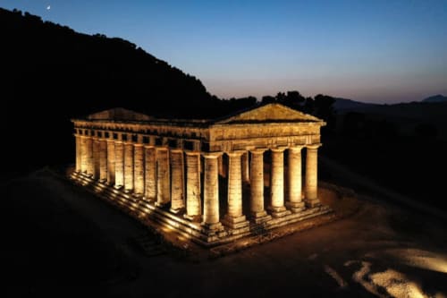 Antico tempio greco illuminato al tramonto nel lido di Marausa, Sicilia vicino a Villa Giulia sul Mare