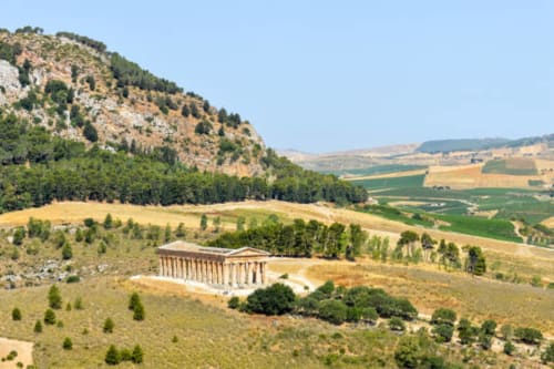 Rovine di antico tempio greco nella campagna siciliana vicino al lido di Marasula, Trapani