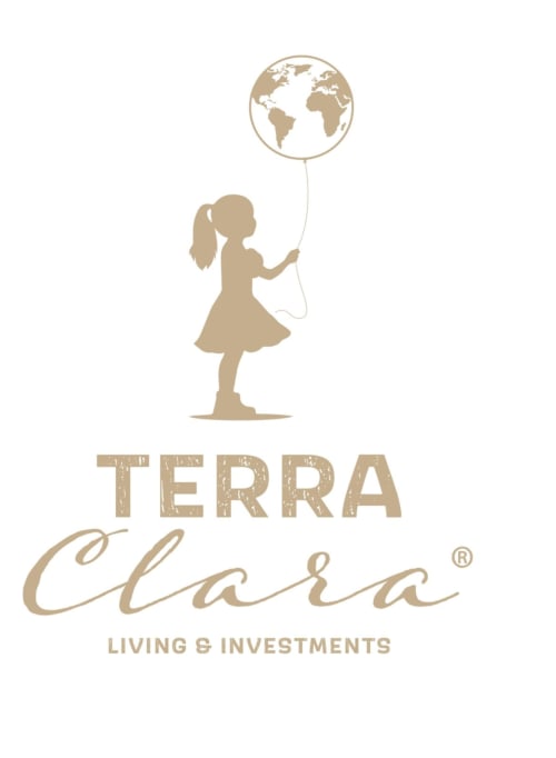 Logótipo da Terra Clara Studios & Apartments com rapariga segurando balão em forma de globo em Esposende, Portugal