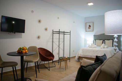 Apartamento Diocles Centro en Mérida con cama, zona de estar, TV y mobiliario moderno